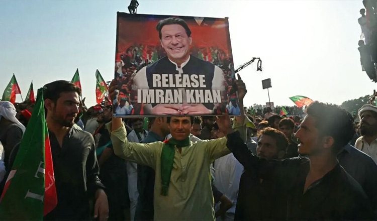 ইমরানের মুক্তির দাবিতে উত্তাল পাকিস্তান