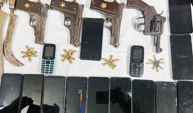 রাজধানীর মাটিকাটায় সেনাবাহিনীর অভিযানে ১০ সন্ত্রাসী গ্রেফতার