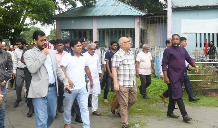 সরকার জনগণের দোরগোড়ায় সেবা পৌঁছে দিতে কাজ করছে: ত্রাণ উপদেষ্টা