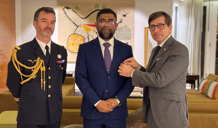 বাংলাদেশি সেনা কর্মকর্তাকে ফ্রান্সের ‘ন্যাশনাল ডিফেন্স মেডেল–গোল্ড’ প্রদান