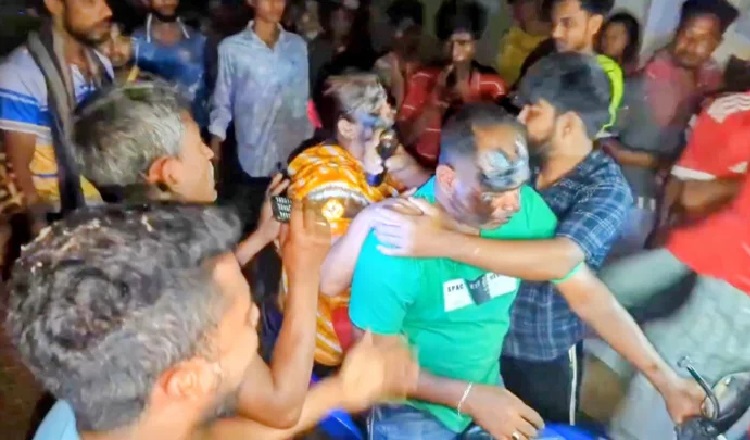 নওগাঁয় দুই বোনকে বিয়ের ঘটনায় যুবক ও দুই নারীকে গ্রামছাড়া করার অভিযোগ
