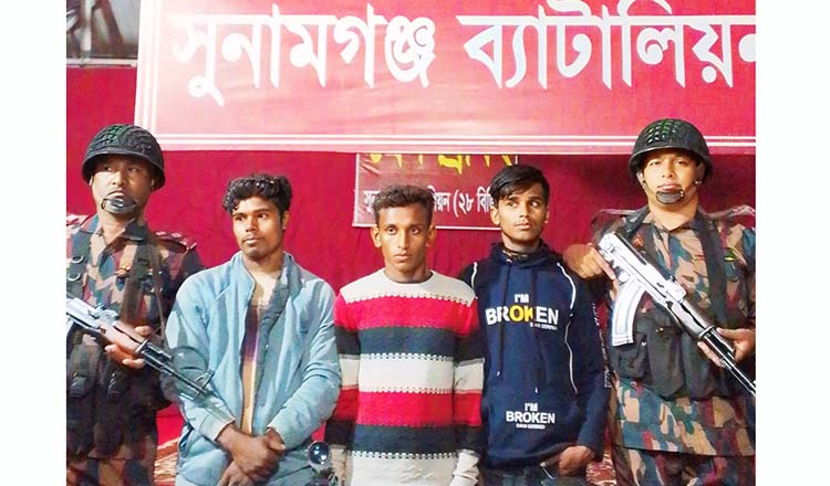 সুনামগঞ্জ সীমান্তে লং রেঞ্জ রাইফেলসহ আটক ৩ জন