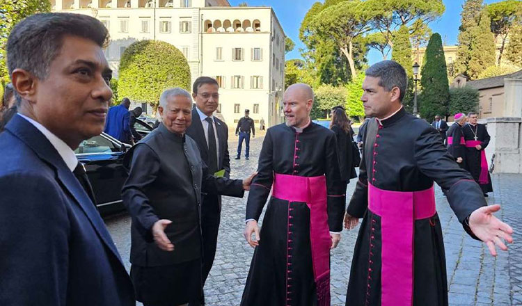 ভ্যাটিকানের সেন্ট পিটার্স ব্যাসিলিকায় প্রধান উপদেষ্টা  ড. ইউনূস