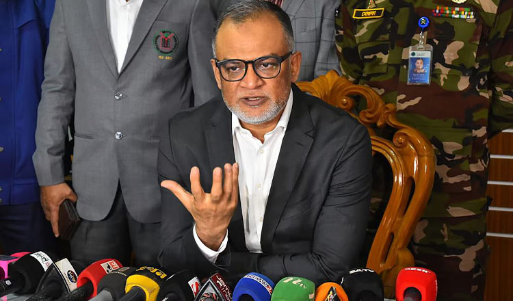 ভোক্তা ও ব্যবসায়ীদের স্বার্থে ভারত এবং বাংলাদেশের ব্যবসা চলমান থাকবে : বাণিজ্য উপদেষ্টা