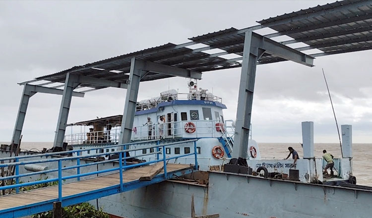 দুর্যোগপূর্ণ আবহাওয়ার কারণে নদী উত্তাল থাকায় ভোলার ১০ রুটে লঞ্চ চলাচল বন্ধ