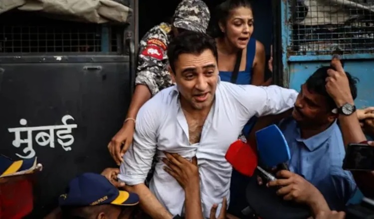 ভারত ছাড়ার নোটিশ চ্যালেঞ্জ করে আদালতে ইমরান খান