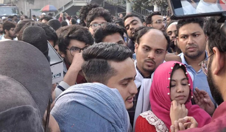 সারজিসের আশ্বাসে সড়ক ছাড়লেন আন্দোলনরত চিকিৎসকরা