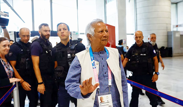 যুক্তরাজ্যে চার দিনের সরকারি সফর শেষে দেশে ফিরেছেন প্রধান উপদেষ্টা