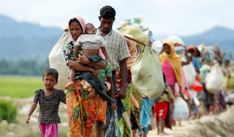 বাংলাদেশে আশ্রয় নিতে সীমান্তে রোহিঙ্গারা