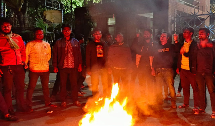 পদবঞ্চিত ছাত্রদল নেতাদের বিক্ষোভ তিতুমীরের গেটে