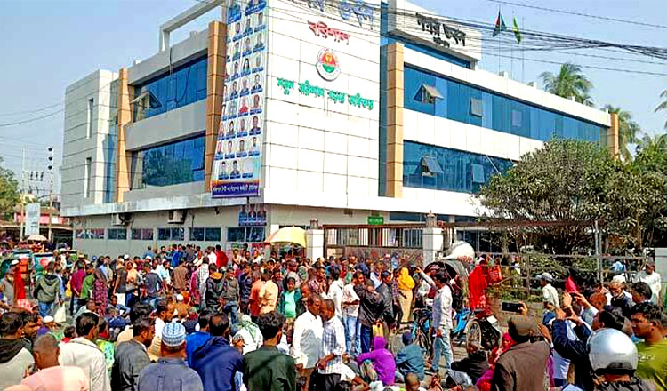 বিসিসি শ্রমিকদের বিক্ষোভ চাকুরি ফিরে পাওয়ার দাবিতে