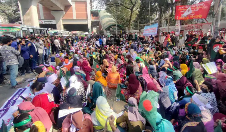 শিক্ষকদের শাহবাগ অবরোধ প্রাথমিকে নিয়োগের দাবিতে