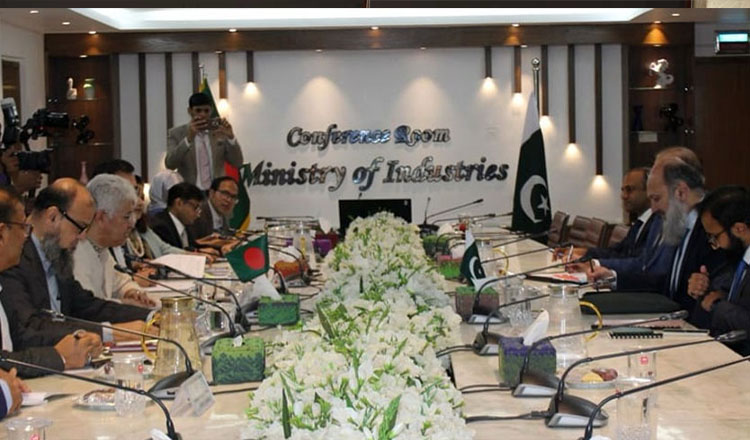 খাদ্য উপদেষ্টার সঙ্গে পাকিস্তানের বাণিজ্যমন্ত্রীর সৌজন্য সাক্ষাৎ