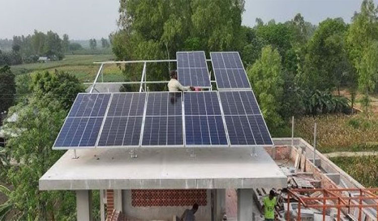 প্রধান উপদেষ্টা দেশের সকল সরকারি প্রতিষ্ঠানের ভবনের ছাদে সোলার প্যানেল বসানোর নির্দেশ দিয়েছেন