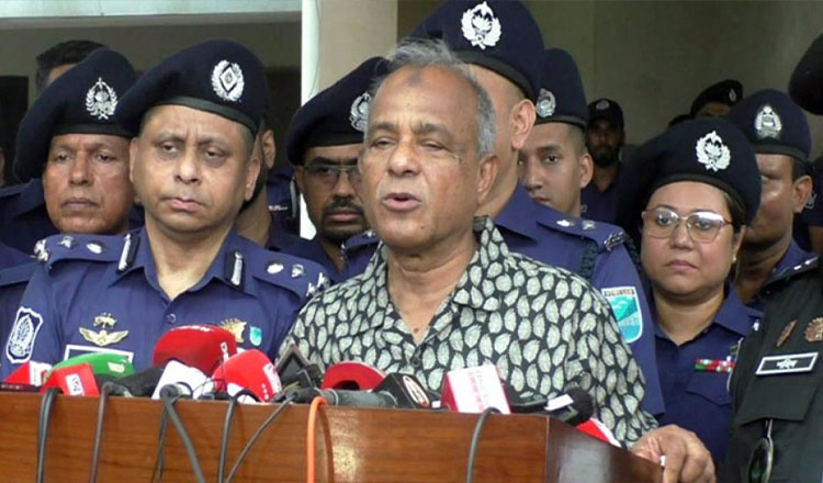 আইনশৃঙ্খলা বাহিনীর হারানো আগ্নেয়াস্ত্র উদ্ধারের জন্য শিগগীরই পুরস্কার ঘোষণা করা হবে : স্বরাষ্ট্র উপদেষ্টা