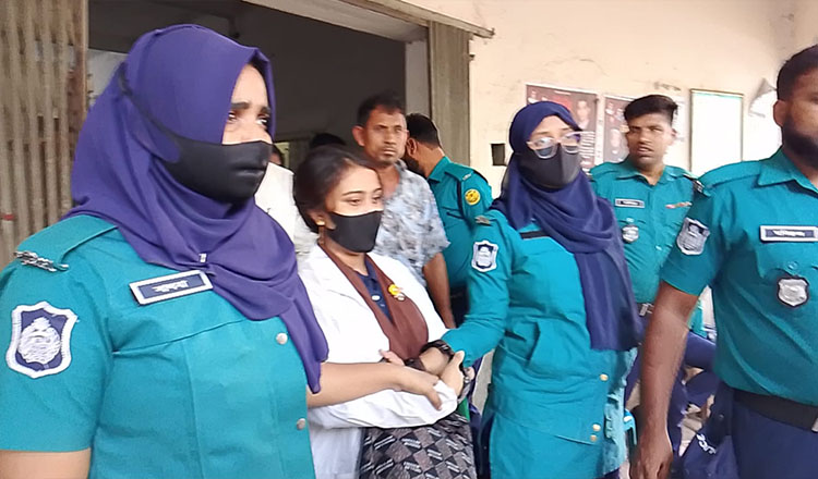 ভুয়া নারী চিকিৎসক আটক ঢাকা মেডিকেল থেকে