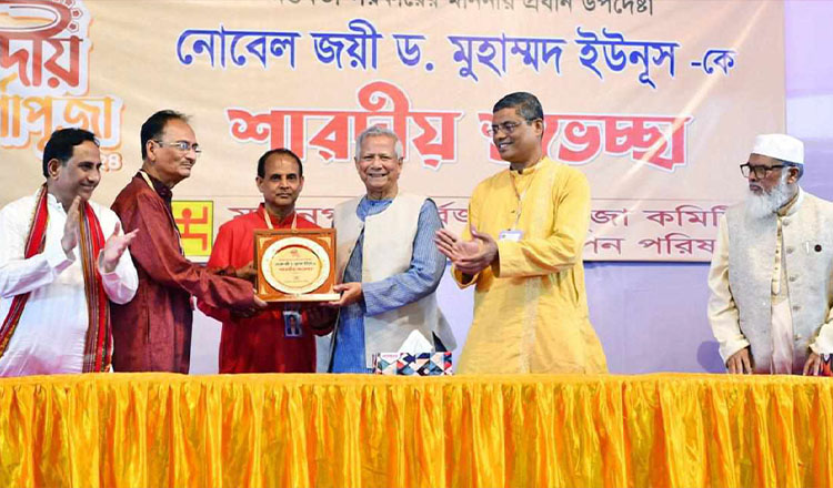 প্রধান উপদেষ্টা পরিদর্শন করলেন ঢাকেশ্বরী মন্দির