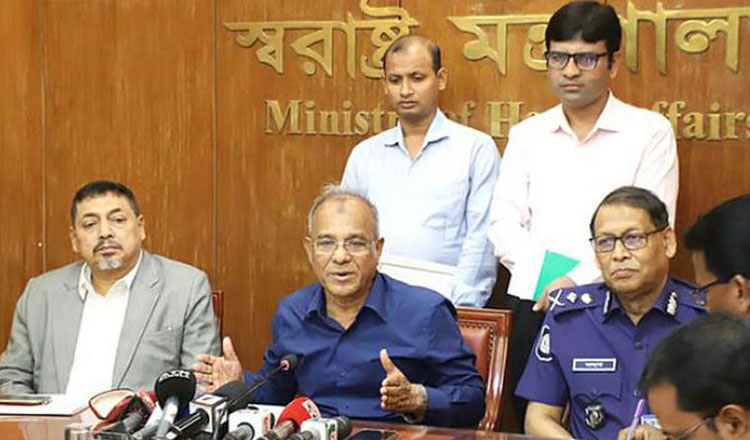 অন্তর্বর্তী সরকারের সময়ে আন্দোলন এবং প্রতিবাদ-বিক্ষোভের নামে ১,৬০৪ সড়ক অবরোধ হয়েছে : স্বরাষ্ট্র উপদেষ্টা