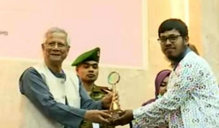 ১২ তরুণ পেলেন প্রধান উপদেষ্টার হাত থেকে ‘ইয়ুথ ভলান্টিয়ার অ্যাওয়ার্ড’