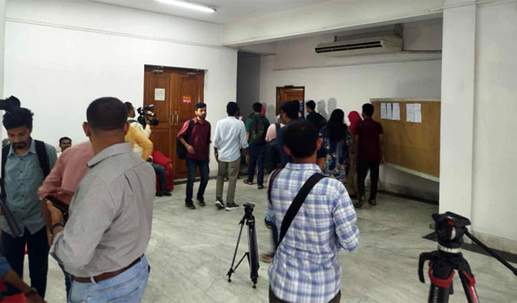 ডাকসু নির্বাচন : শেষ দিনে মনোনয়ন ফরম কিনতে প্রার্থীদের ভিড়