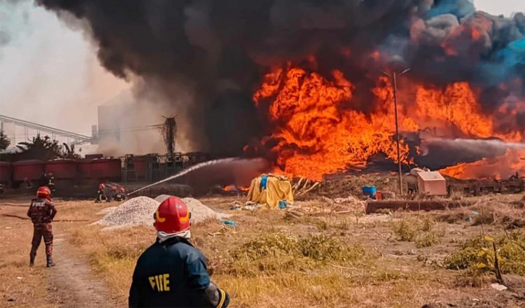 নারায়ণগঞ্জ: বিআইডব্লিউটিএ গুদামে আগুন