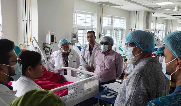 হাসপাতালে বিদ্যুৎ উপদেষ্টা আহত বিদ্যুৎকর্মীদের দেখতে