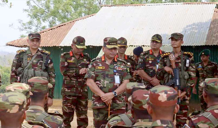 চট্টগ্রামে সেনাবাহিনী প্রধানের পার্বত্য সেনা ক্যাম্প পরিদর্শন