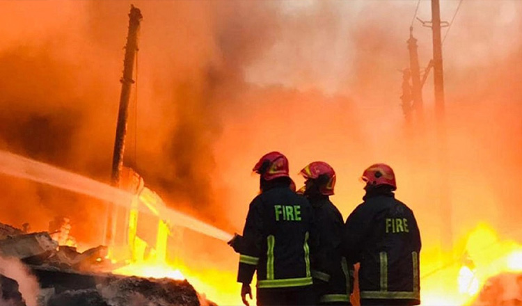 রাজধানীর টিকাটুলিতে রাসায়নিক গুদামের আগুন নিয়ন্ত্রণে