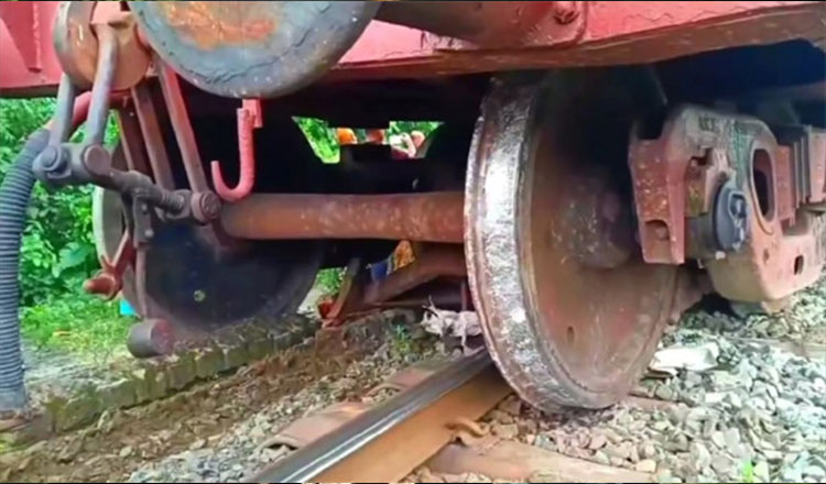 ৬ ঘণ্টা বন্ধ থাকার পর সারাদেশের সাথে খুলনার রেল যোগাযোগ স্বাভাবিক