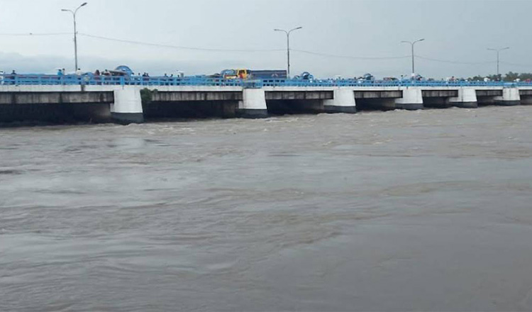 টানা কয়েকদিনের ভারি বৃষ্টিপাত ও উজান থেকে নেমে আসা ঢলে তলিয়ে যাচ্ছে বিস্তীর্ণ এলাকা