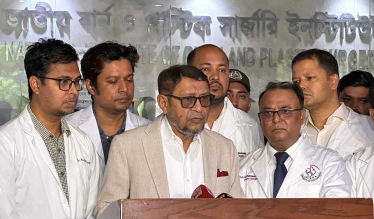 ফতুল্লায় গ্যাস বিস্ফোরণে দগ্ধদের দেখতে হাসপাতালে গেলেন স্বাস্থ্যমন্ত্রী