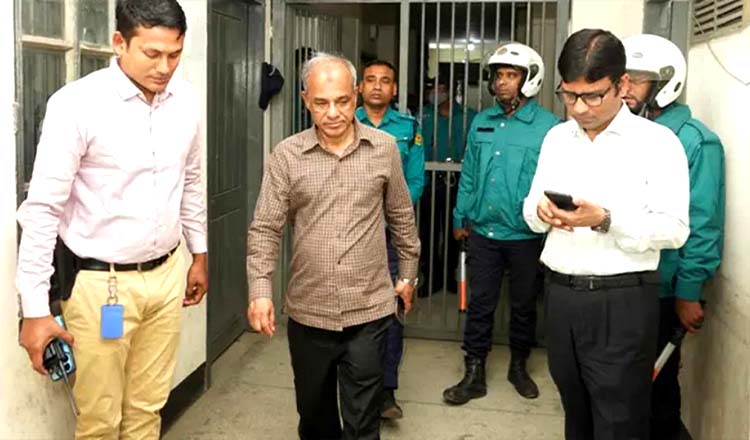 রাজধানীর চার থানা পরিদর্শনে স্বরাষ্ট্র উপদেষ্টা