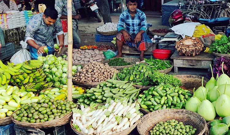 প্রাকৃতিক দুর্যোগে উৎপাদন কমে সবজির দাম বেড়েছে