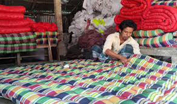 কারিগররা শেরপুরে লেপ-তোশক তৈরিতে ব্যস্ত সময় পার করছেন