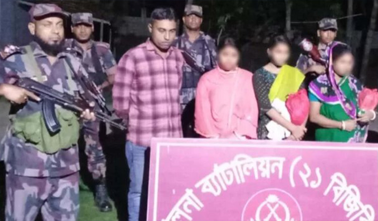 দিনাজপুর সীমান্তে ভারত থেকে বাংলাদেশে প্রবেশকালে ৪ জন গ্রেফতার