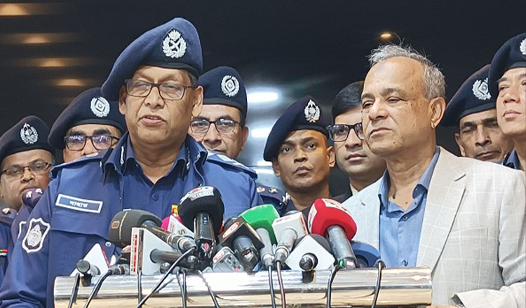 বিদেশে পলাতক আসামিদেরও আটকের চেষ্টা চলছে : স্বরাষ্ট্র উপদেষ্টা