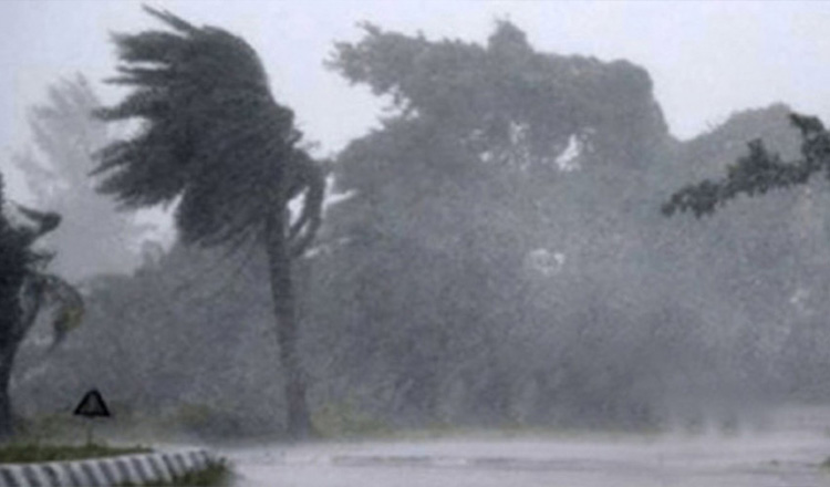 সারাদেশে বৃষ্টির সম্ভাবনা, কোথাও কোথাও মাঝারি বৃষ্টি বা বজ্র বৃষ্টি হতে পারে