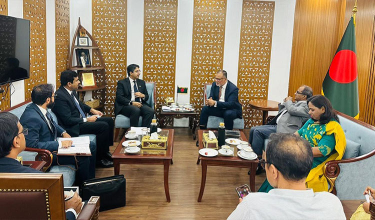 পাকিস্তানের প্রধানমন্ত্রীর বাণিজ্য বিষয়ক কোঅর্ডিনেটরের সঙ্গে বাণিজ্য উপদেষ্টার বৈঠক