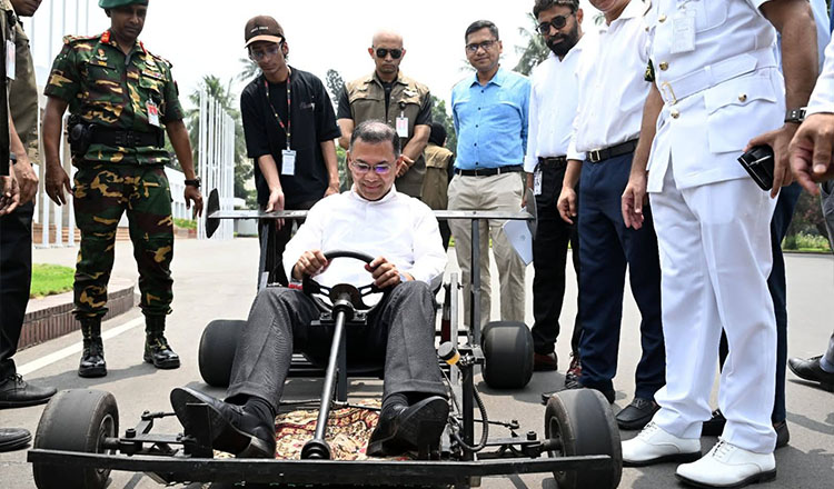 প্রধানমন্ত্রী চালালেন রিজওয়ান রশীদের তৈরি রেসিং কার, দিলেন উৎসাহ