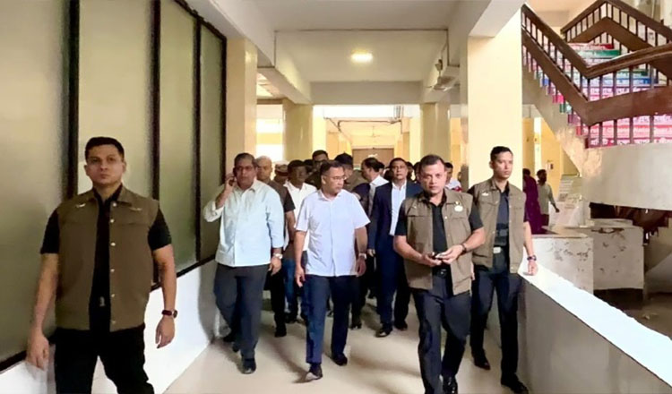 ডেঙ্গু পরিস্থিতি পর্যালোচনায় হাসপাতাল ও শিক্ষাপ্রতিষ্ঠান পরিদর্শন করলেন প্রধানমন্ত্রী