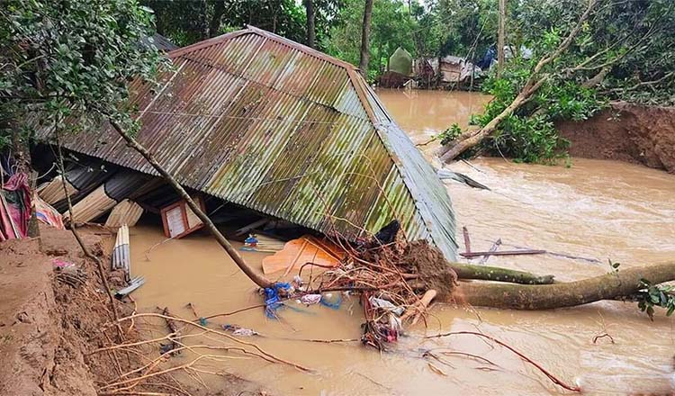 মৃত্যুর সংখ্যা বেড়ে ২৮ বন্যায় ফেনীতে