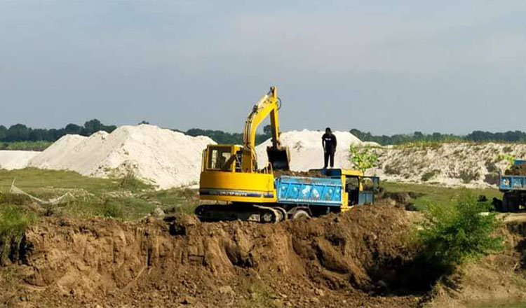 কুষ্টিয়ার গড়াই নদীর তীর থেকে মাটি কাটার মহোৎসব চলছে