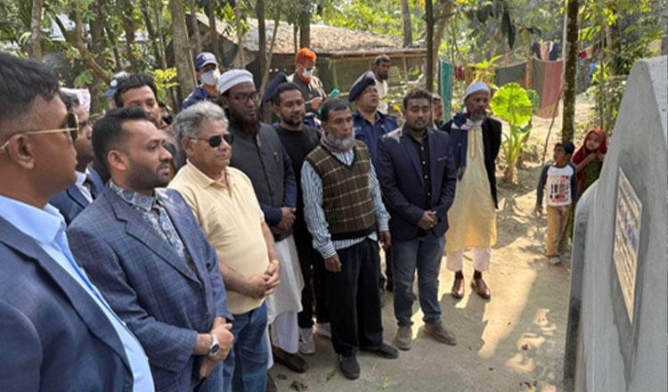 নৌ উপদেষ্টা শহিদ রিয়াজের নামে হিজলায় পন্টুন উদ্বোধন করেছেন