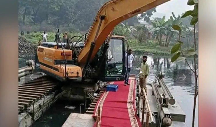 আনুষ্ঠানিক লাল গালিচা নয়, ডিএনসিসি কর্তৃপক্ষ নিরাপত্তার স্বার্থে ম্যাট ব্যবহার করেছে