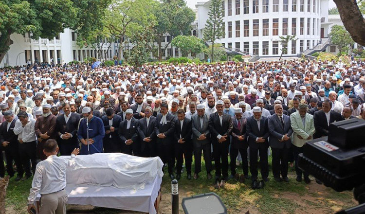 সুপ্রিম কোর্টের ইনার গার্ডেনে সিনিয়র আইনজীবী ব্যারিস্টার আব্দুর রাজ্জাকের জানাজা অনুষ্ঠিত