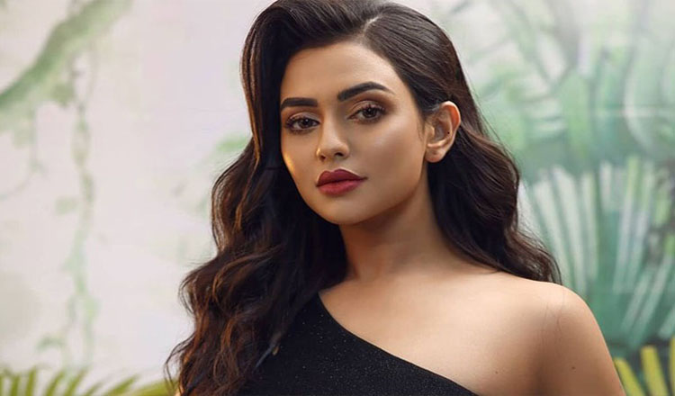 অভিনেত্রী নুসরাত ফারিয়া বিমানবন্দর থেকে আটক