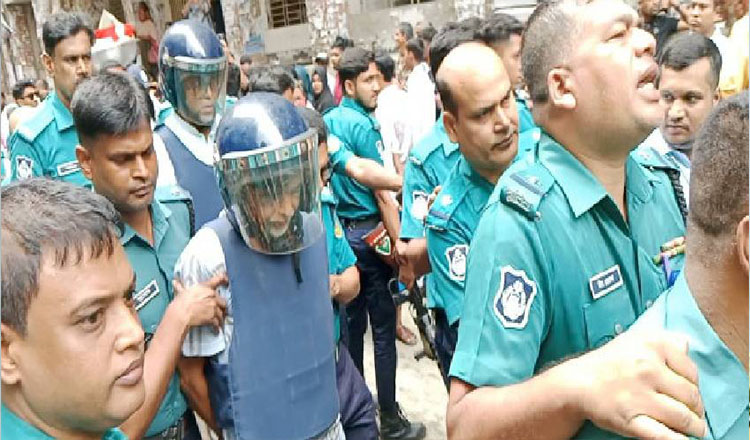 সাবেক ভারপ্রাপ্ত মেয়র কিরণ রিমান্ডে, আতিকুলকে দেখানো হলো গ্রেপ্তার