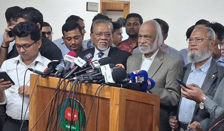 বিতর্কিত কর্মকর্তাদের নির্বাচন দায়িত্ব থেকে সরানোর দাবি বিএনপির