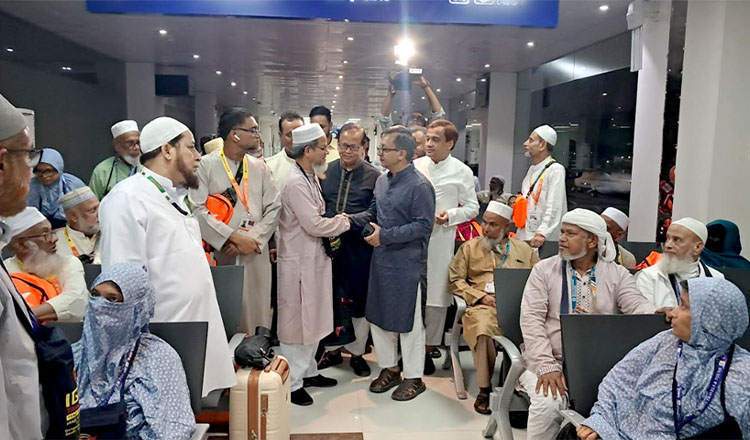 সিলেট থেকে ৪১৯ হজযাত্রী নিয়ে প্রথম সরাসরি ফ্লাইটে মদিনা যাত্রা