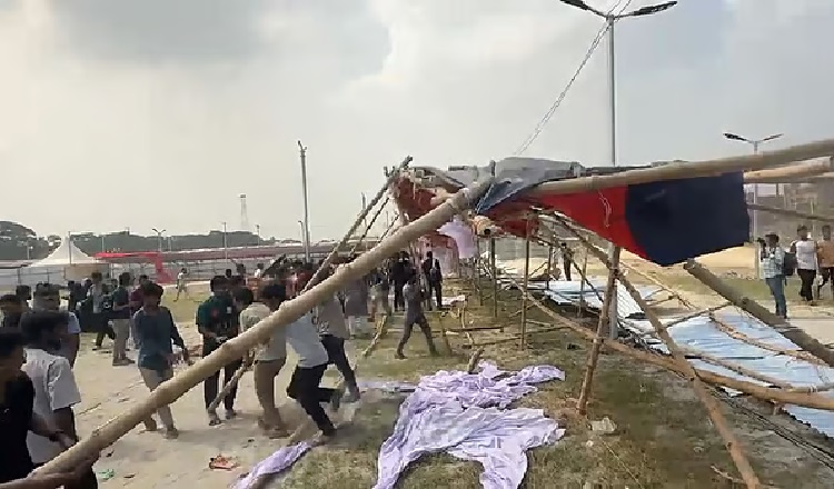 সচিবালয় স্থানান্তরের প্রতিবাদে মেলার স্থাপনা ভাঙচুর শেকৃবি শিক্ষার্থীদের